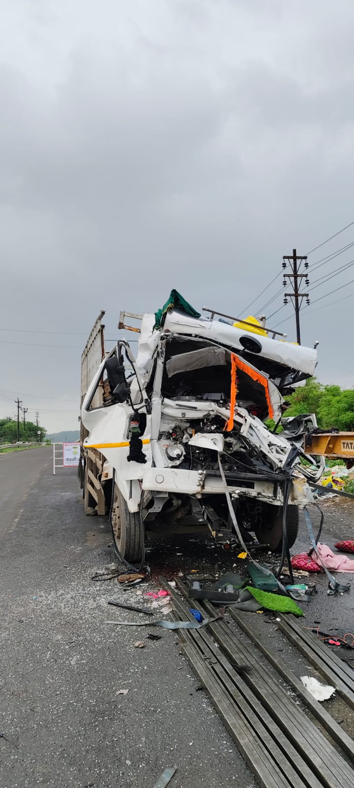 लोणीकंद (ता:- हवेली) मध्ये भीषण अपघात. एक जण जागीच ठार व एक जण गंभीर जखमी..