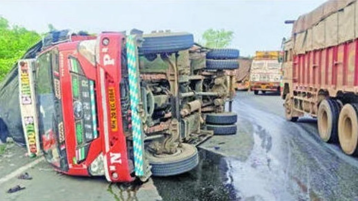 गोगलगाव हद्दीत मालवाहतूक ट्रक पलटी…