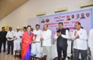 राहाता तालुक्यातील आदर्श ग्राम महसूल अधिकारी पुरस्कार लोणी येथे कार्यरत असलेले मंजुश्री देवकर यांना प्रदान.
